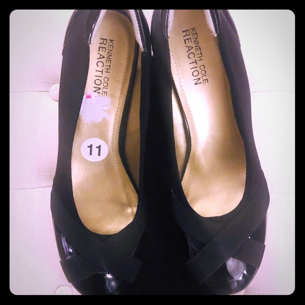 Size 11 (fits like 10) Kenneth Cole Black Wedges